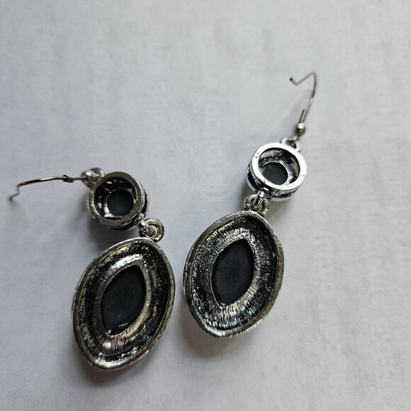 Black Earrings In Excellent Condition - Picture 2 of 3